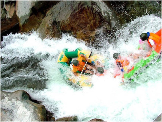 小伙伴在漂流中激流勇進 小伙伴在漂流中激流勇進